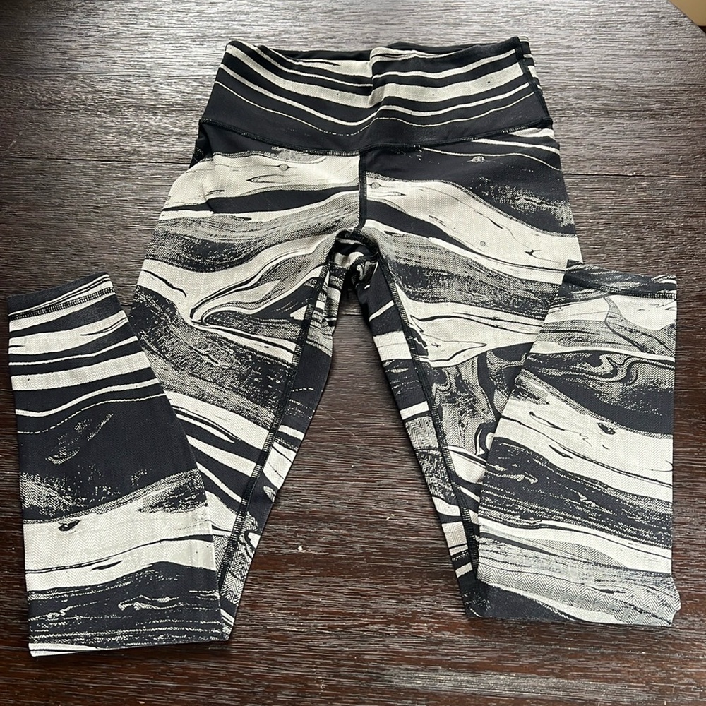Lululemon Size 4 Nulux Black & White Print Legging